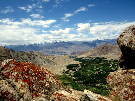 On a quick ascent towards Khardung La, we look down upon the town and the greenery below. Once again the colours of the landscape just washes over you!!